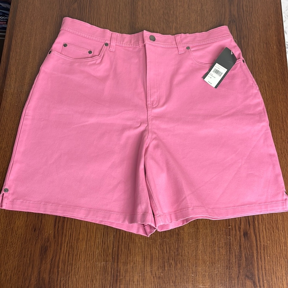 Women’s relativity size 16 shorts Pucker pink color, front and back pockets.NWT